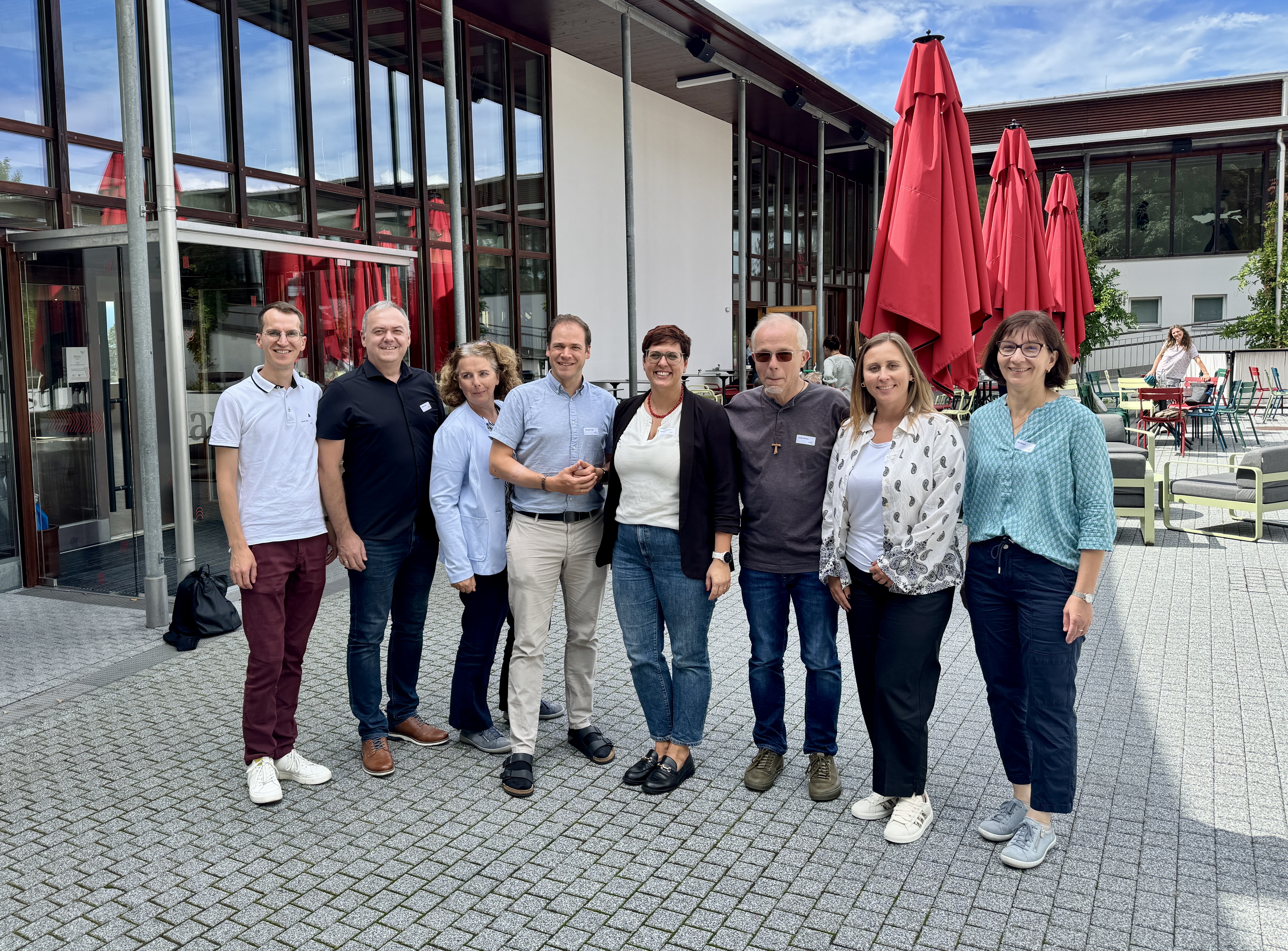 Foto von links nach rechts: Jakob Geier, Mladen Milic, Christine Wachter, Thomas Folie, Sabrina Wachter, Pater Guido, Anna Ladstätter, Pia Dünser;